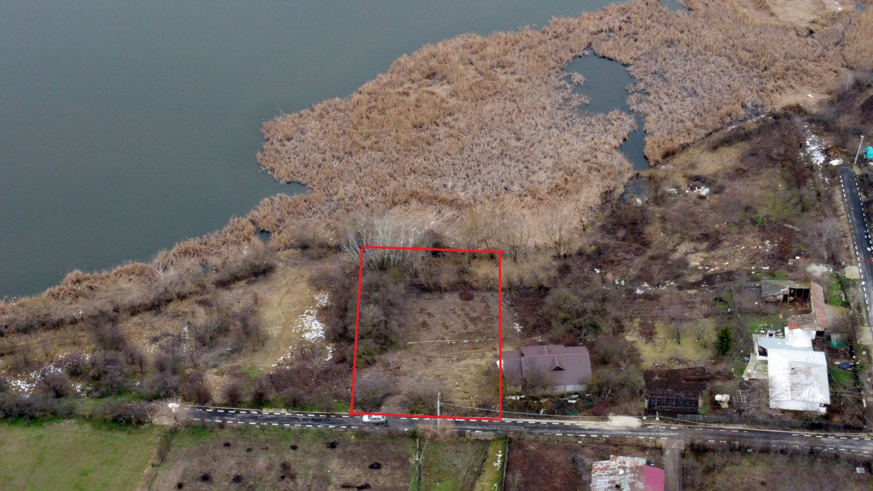 Teren cu deschidere la lac Naipu