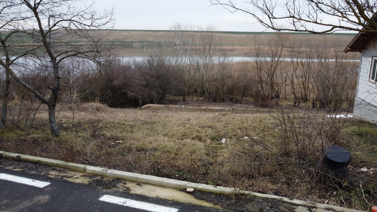 Teren cu deschidere la lac Naipu