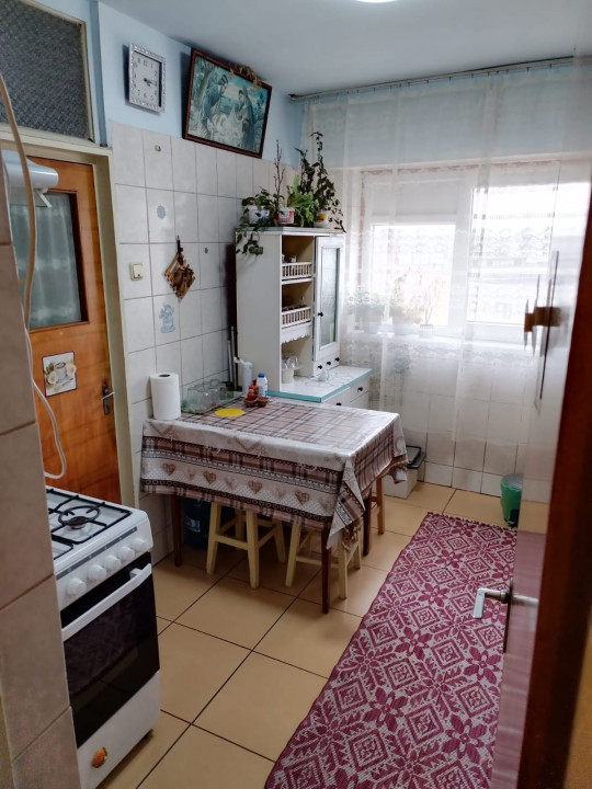 VAND APARTAMENT 3 CAMERE SPATIOS LANGA METROU APARATORII PATRIEI BERCENI