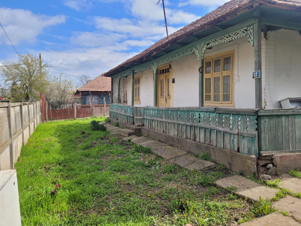 Casă bătrânească locuibilă, cu teren generos de 1500 mp,IF Dascălu, lângă Profi