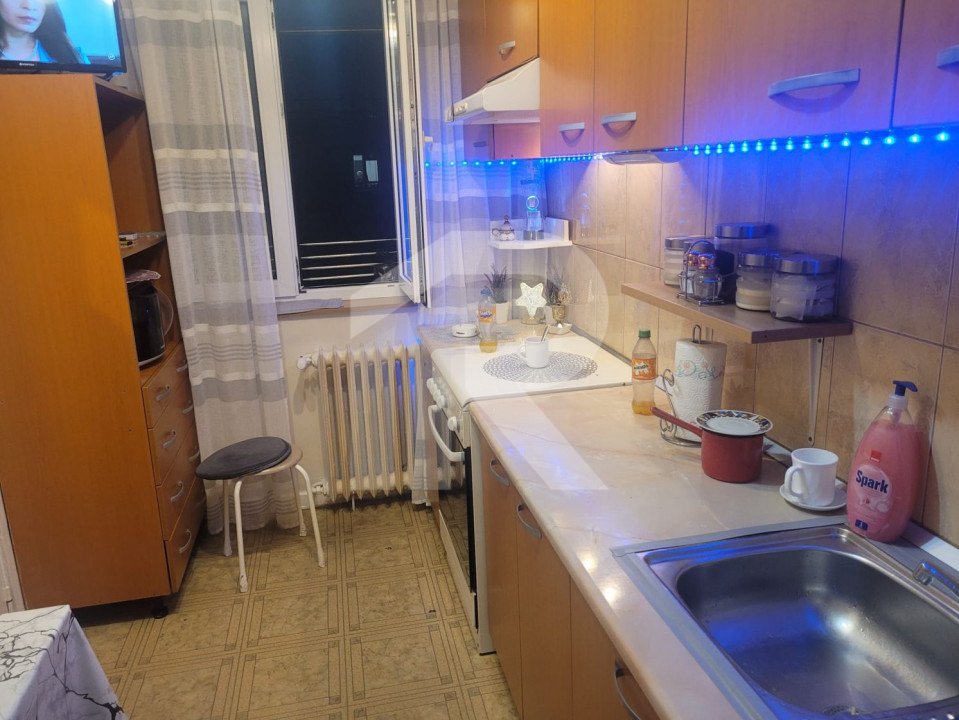 Apartament 3 camere semidecomandat 65 mp, et. 4/4, loc de parcare inclus