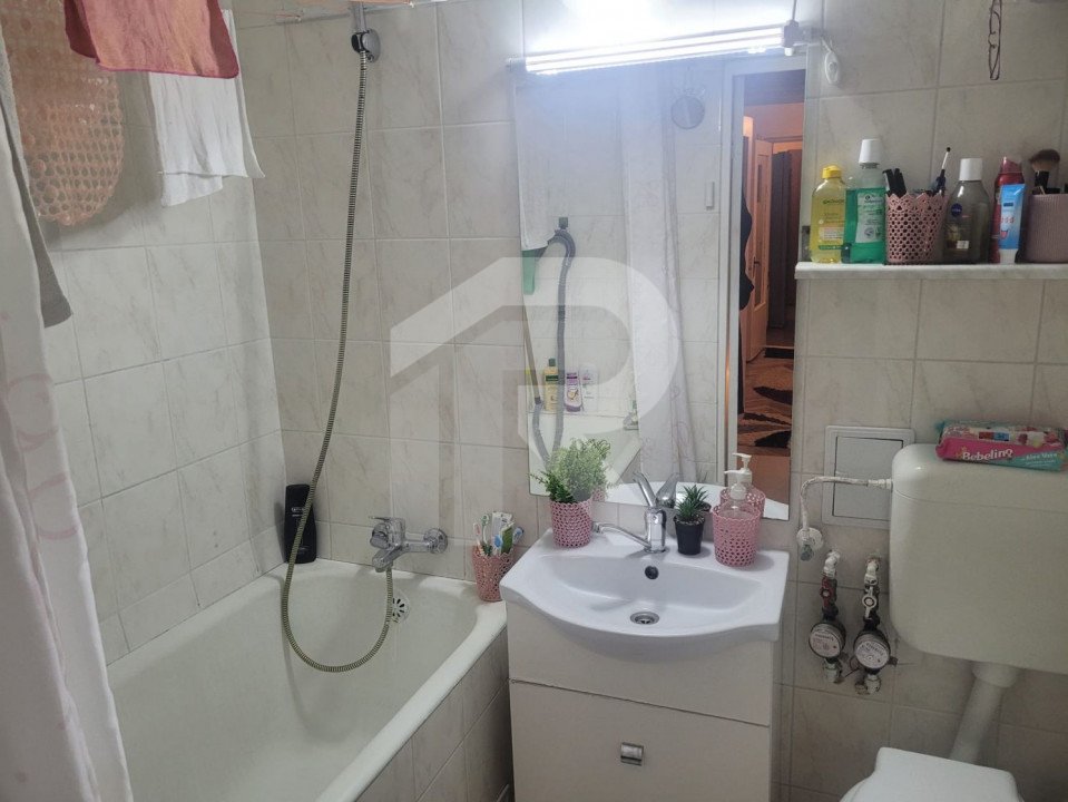 Apartament 3 camere semidecomandat 65 mp, et. 4/4, loc de parcare inclus