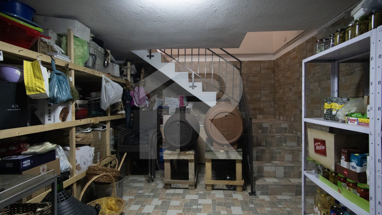Casa cu piscina, panouri foto voltaice in Comana