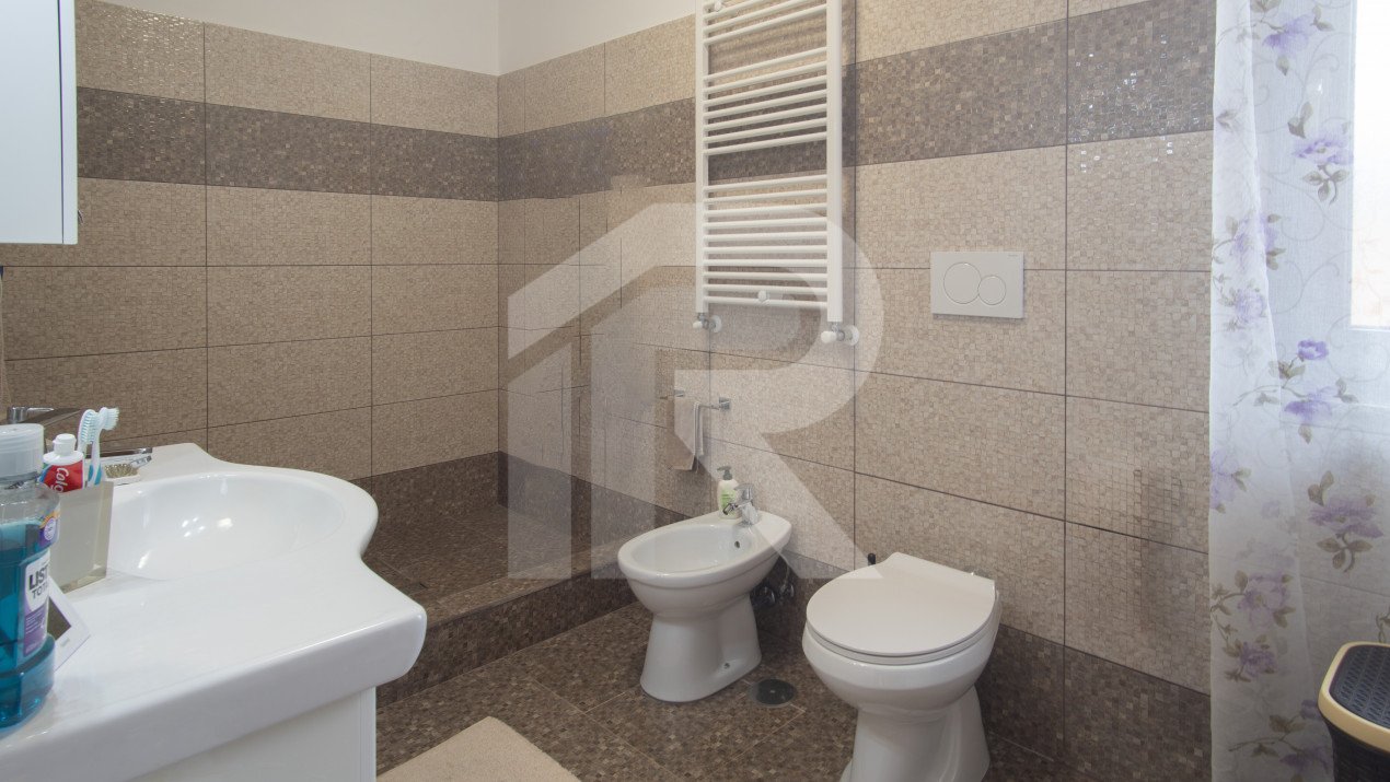 Casa cu piscina, panouri foto voltaice in Comana