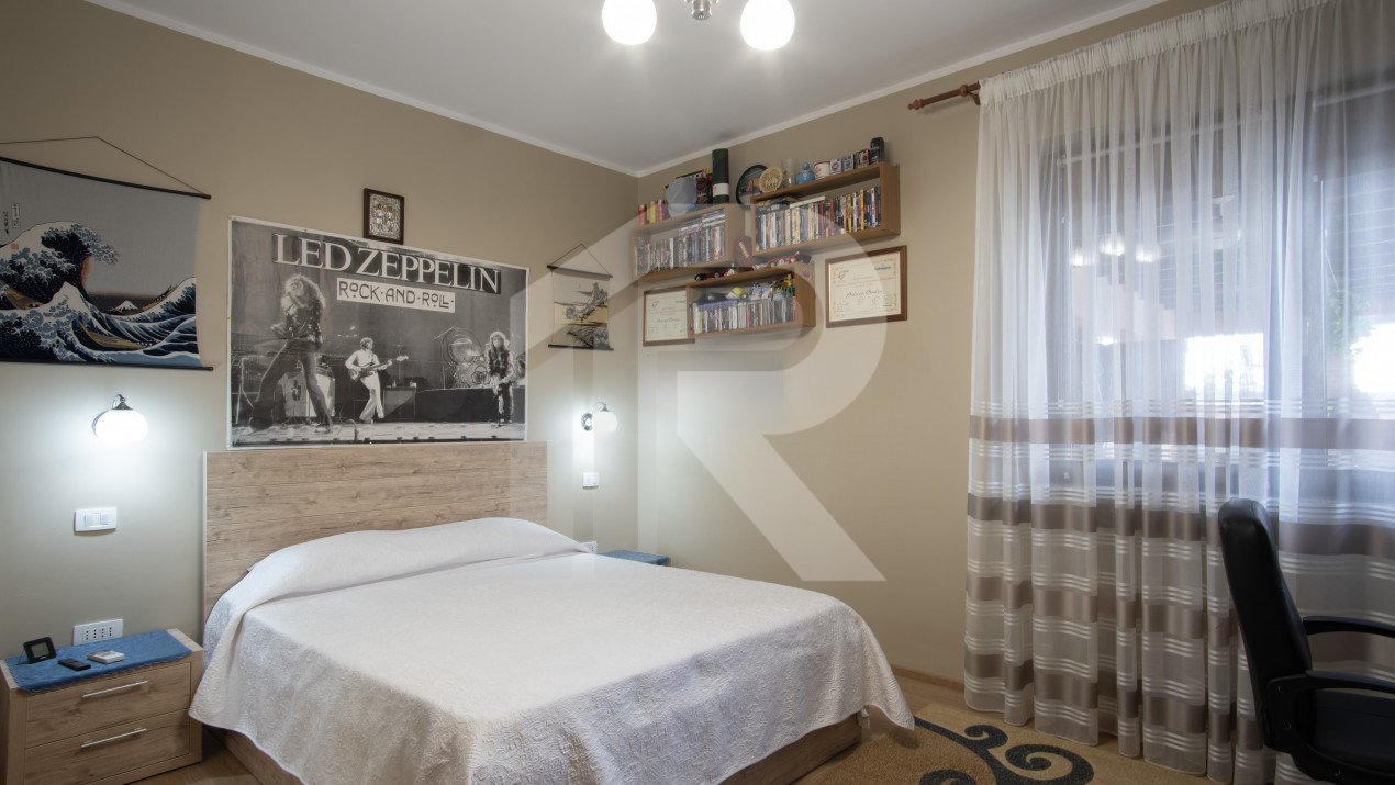 Casa cu piscina, panouri foto voltaice in Comana