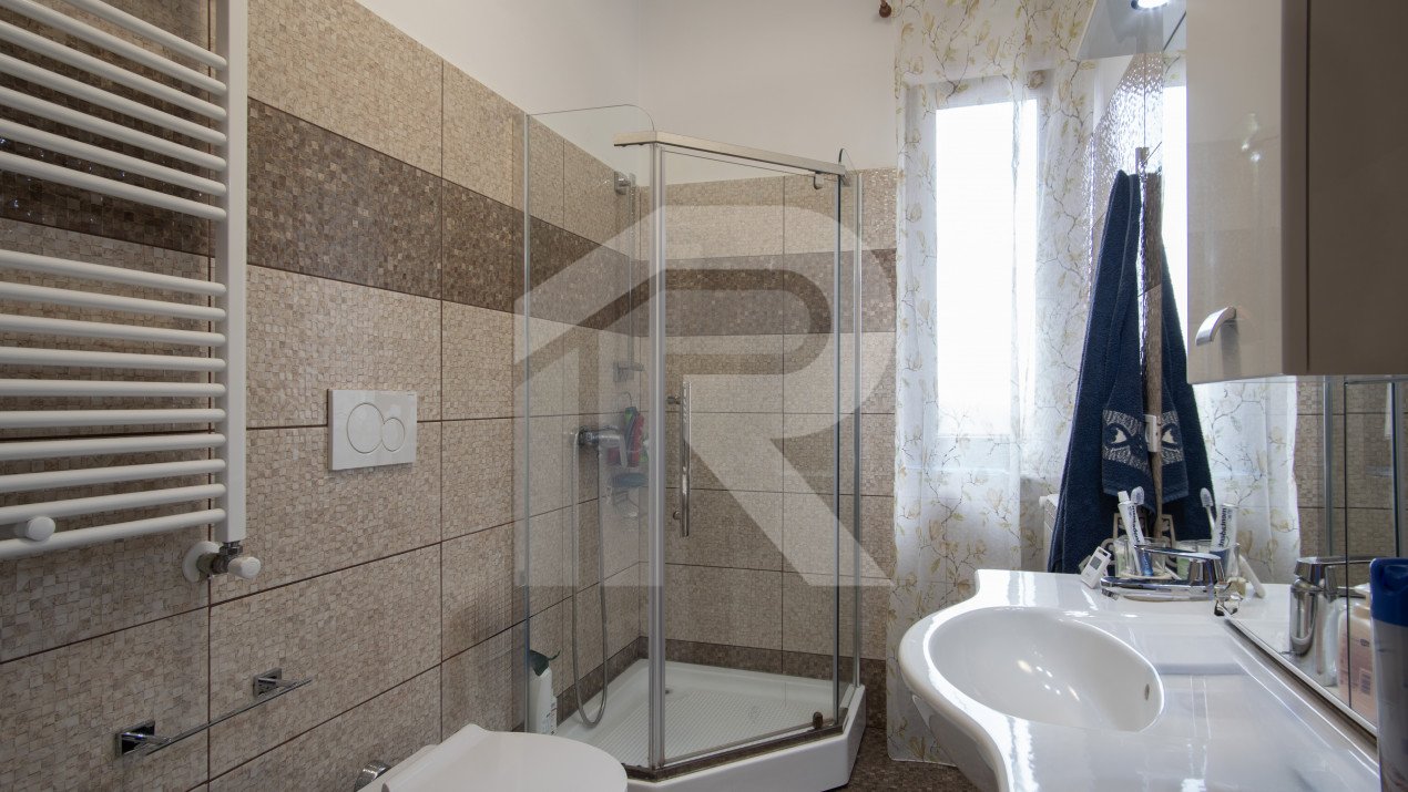 Casa cu piscina, panouri foto voltaice in Comana