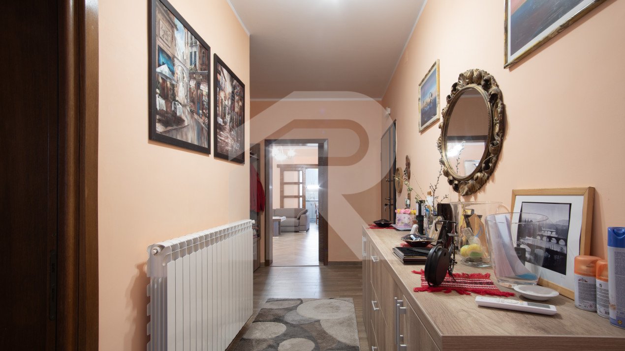 Casa cu piscina, panouri foto voltaice in Comana