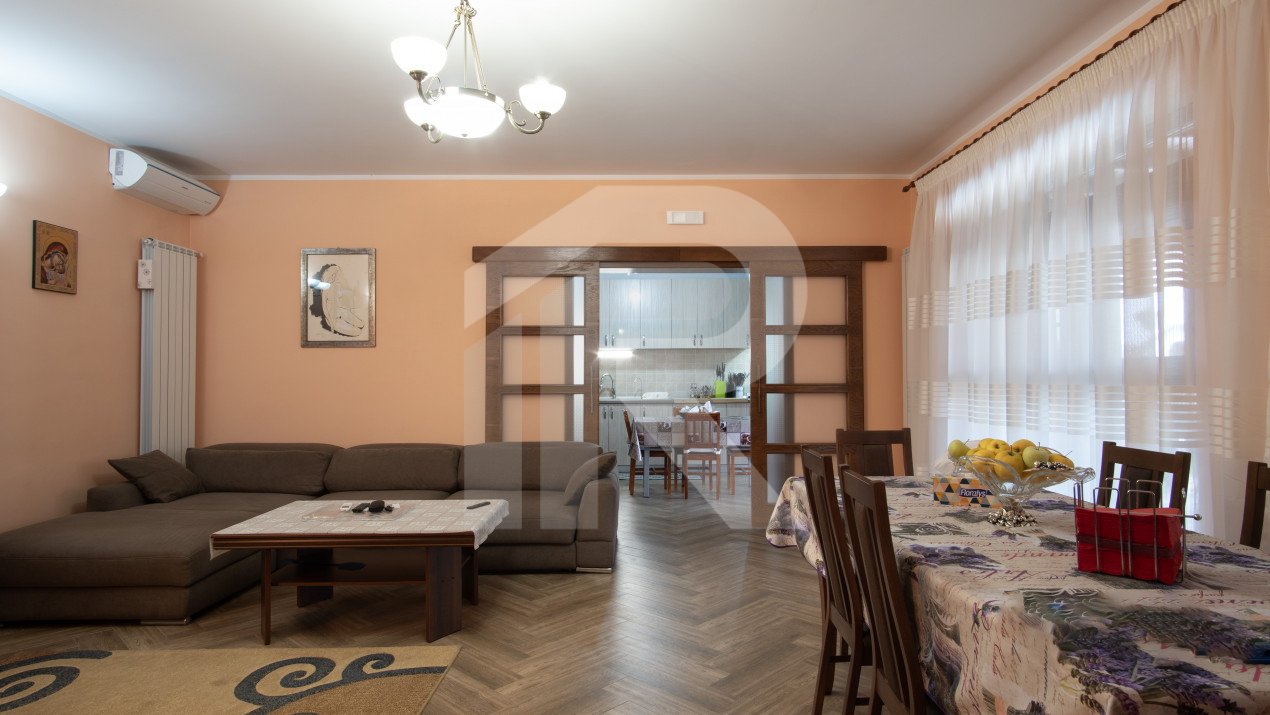 Casa cu piscina, panouri foto voltaice in Comana