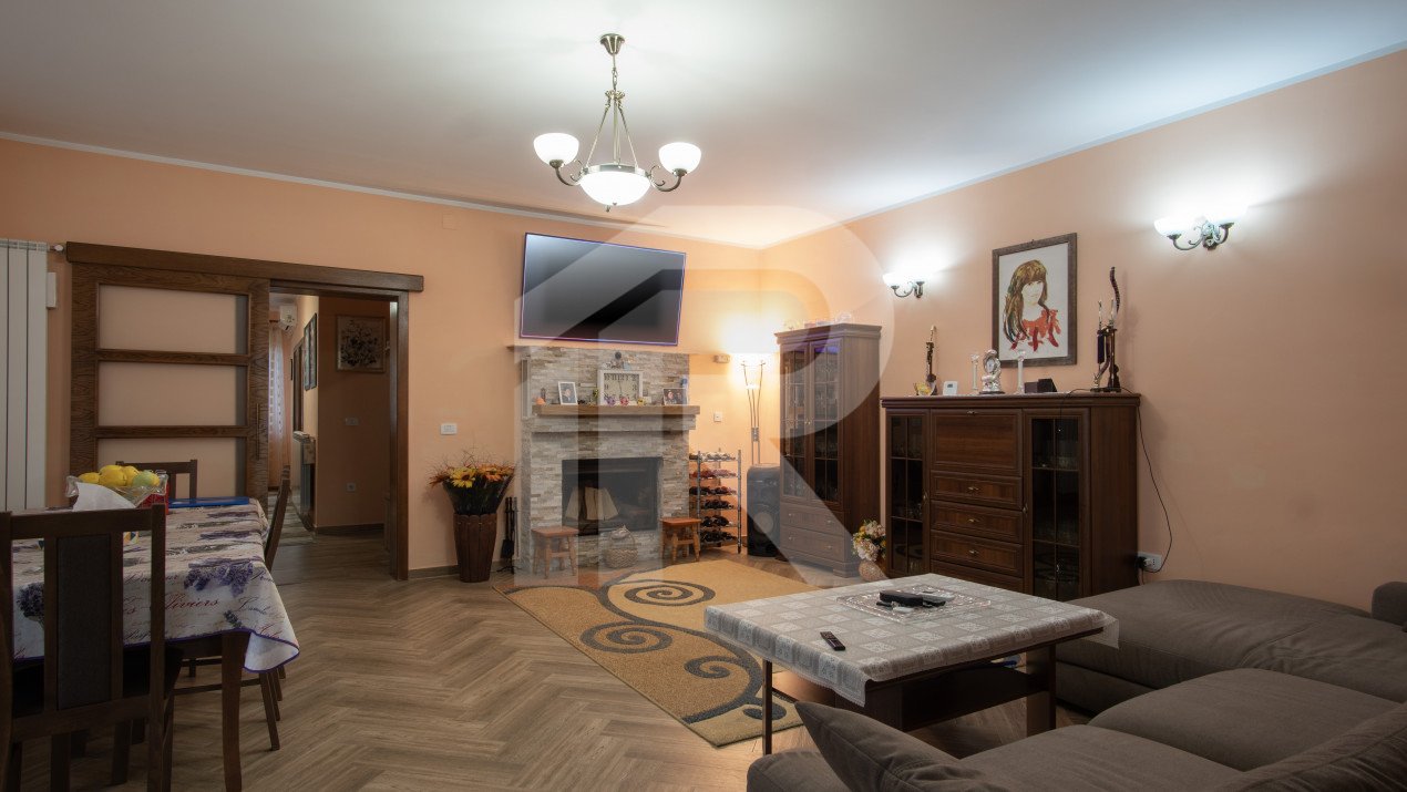 Casa cu piscina, panouri foto voltaice in Comana