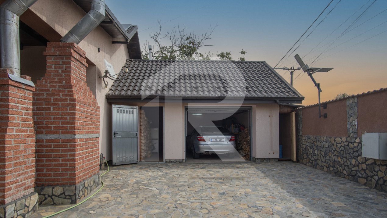 Casa cu piscina, panouri foto voltaice in Comana