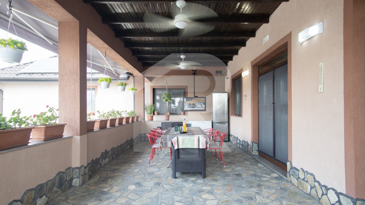 Casa cu piscina, panouri foto voltaice in Comana