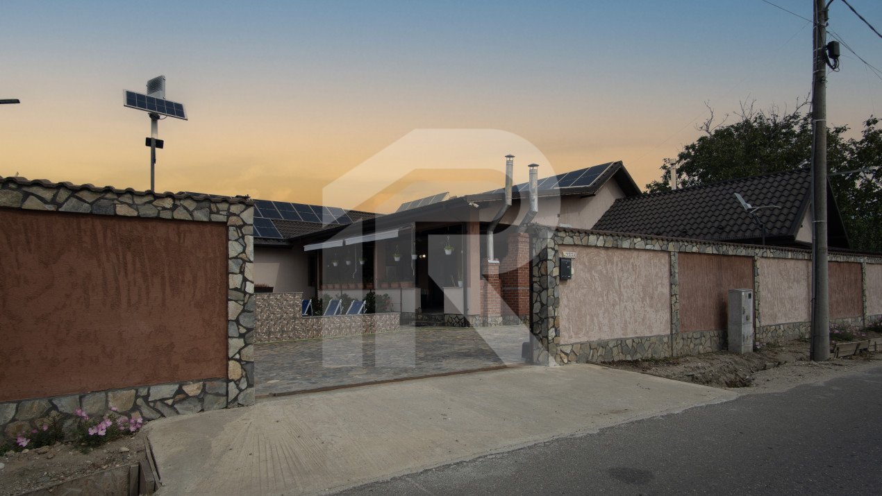 Casa cu piscina, panouri foto voltaice in Comana