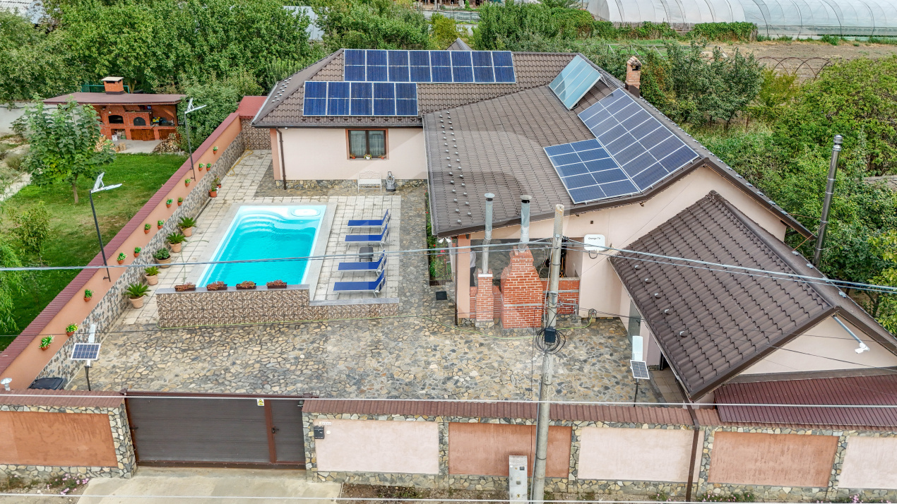 Casa cu piscina, panouri foto voltaice in Comana