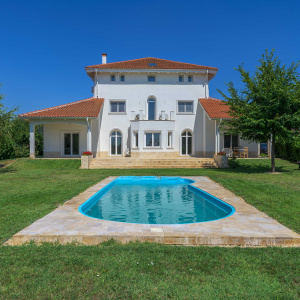 Vilă elegantă cu piscină și ieșire la Lac – Căciulați, Balotești