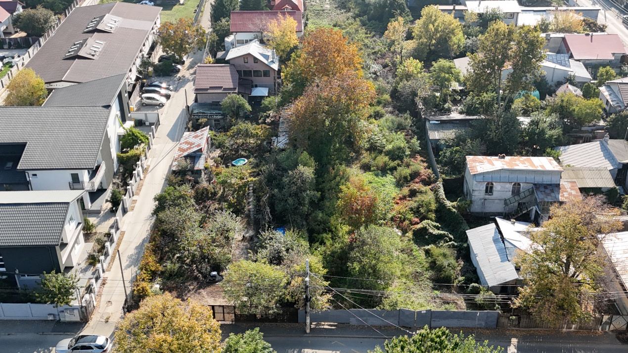 Teren cu dubla deschidere pe Dantelei
