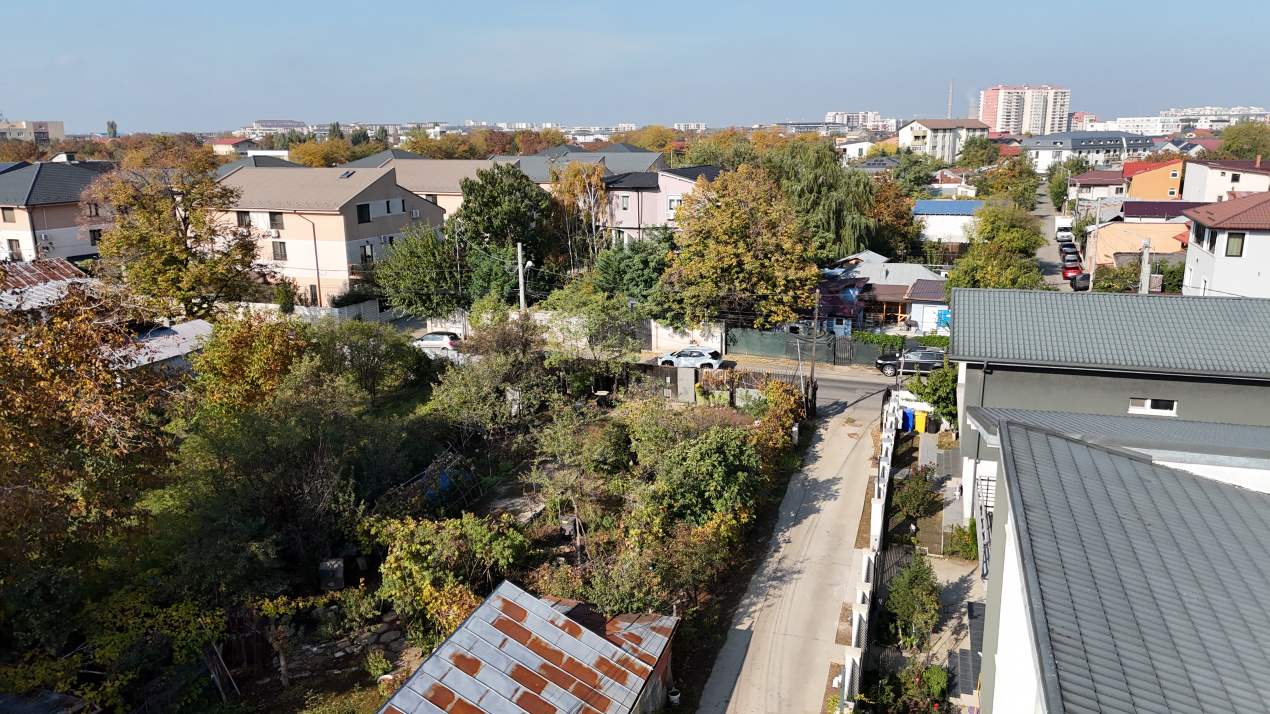 Teren cu dubla deschidere pe Dantelei