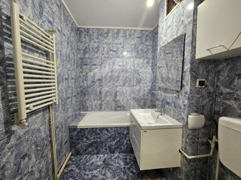 LUICA - PIATA RESITA, 3 CAMERE 73 MP TOTAL, CENTRALA PROPRIE!