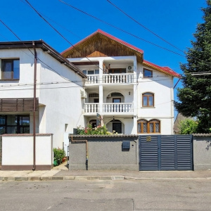 Casă 5 camere renovată 2025, curte+parcare