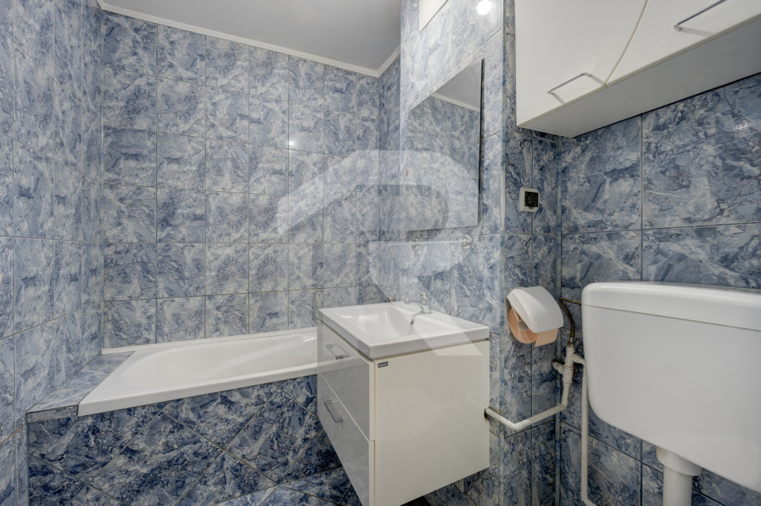 PIAȚA REȘIȚA, 3 CAMERE, 73 MP TOTAL, CENTRALA PROPRIE, LOC PARCARE!