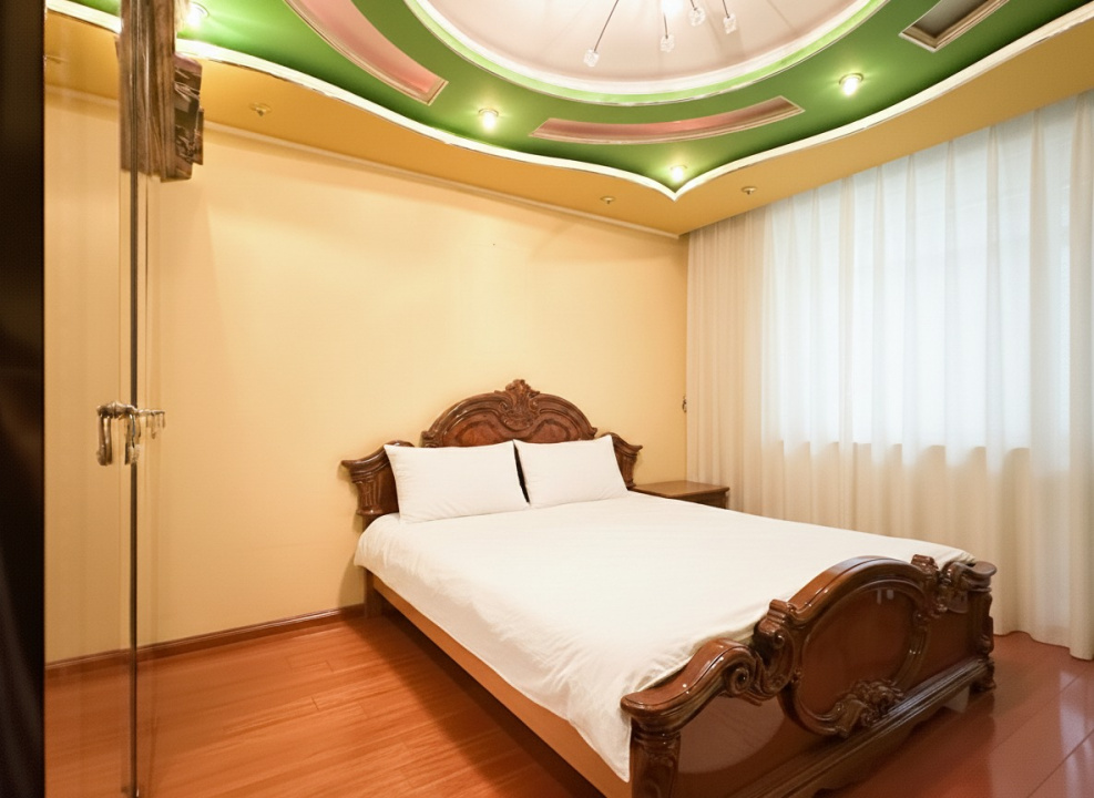 Apartamentul unde copilăria încă se poate trăi afară