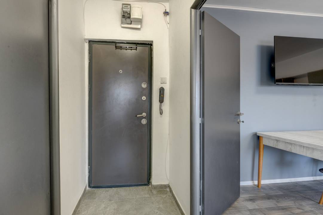 Piata Delfinului, Mega Mall, Garsoniera renovata, Mobilata si utilata !