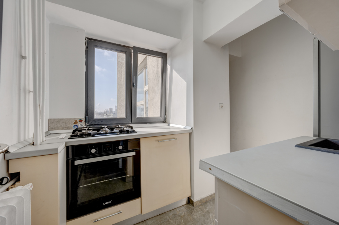 Piata Delfinului, Mega Mall, Garsoniera renovata, Mobilata si utilata !