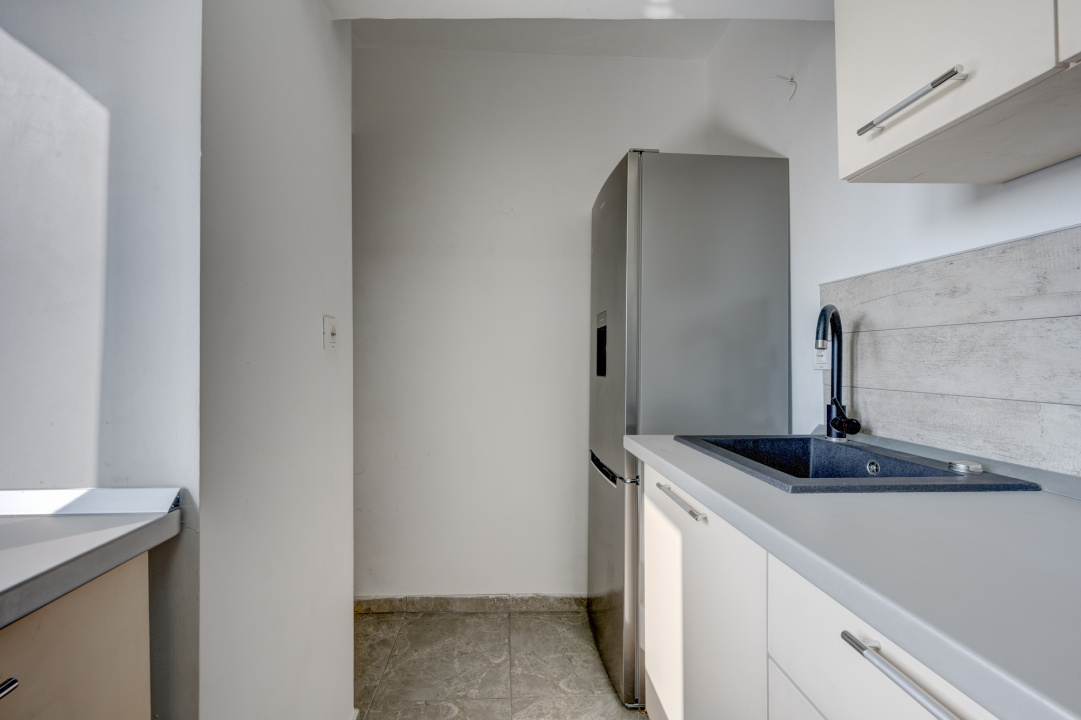 Piata Delfinului, Mega Mall, Garsoniera renovata, Mobilata si utilata !