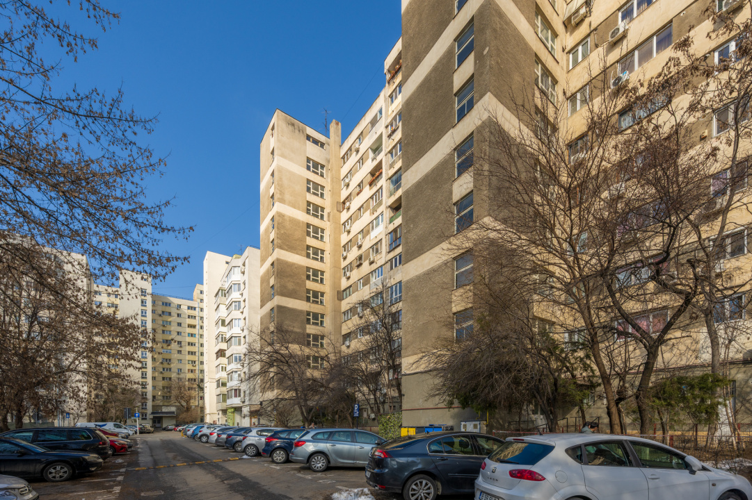 Piata Delfinului, Mega Mall, Garsoniera renovata, Mobilata si utilata !