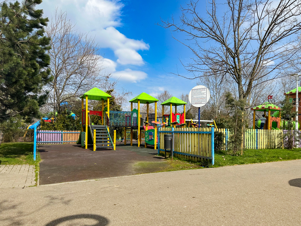 Lângă parc, renovat complet, gata să devină al tău. Totul nou!