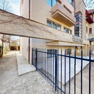 APART. full RENOVAT +TEREN in zona DOMENII ! Centrala Proprie !