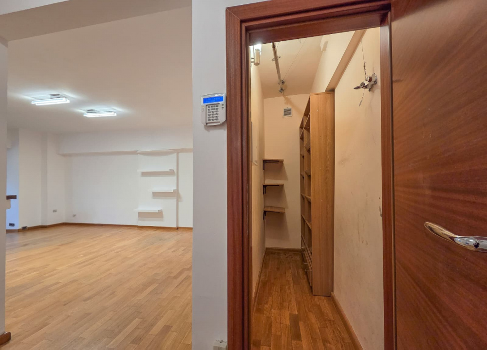 Apart 3 camere birouri stradal Bulevardul Unirii colt Nerva Traian